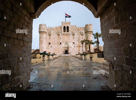  Fortress of Qaitbay, Bir Hazineyi Keşfedin: Tarihin ve Deniz Fırtınasının İç içe Geçtiği Bir Yer!