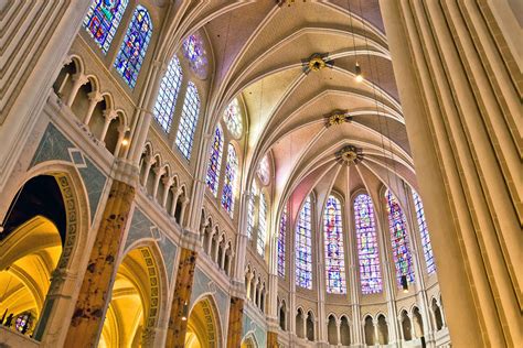  Chartres Katedrali: Gotik Mimari ve Muhteşem Vitraylarla Dolu Bir Dünyaya Yolculuk!