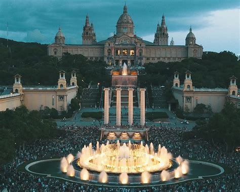 Plaza de España'ı Keşfedin: Tarihi Mimari ve Muhteşem Su Çiçekleri!